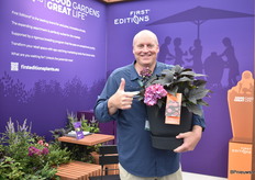 Alec Charais of Endless Summer and First Editions with the new hydrangea Eclipse in Forst Editions.  Endless Summer and First Editions are US brands introduced in Europe almost 20 years ago.